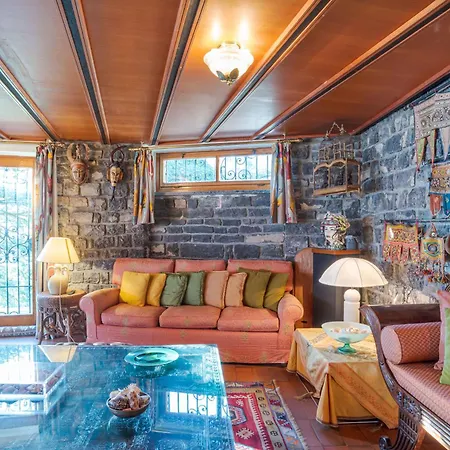 Charming With Private Pool!